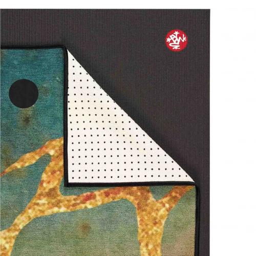 Manduka Yogitoes® Skidless® yoga mat towel 1
